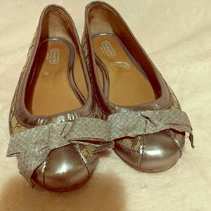 🌻Tan & Pewter Coach Bow Flats In 6. Bargain Price